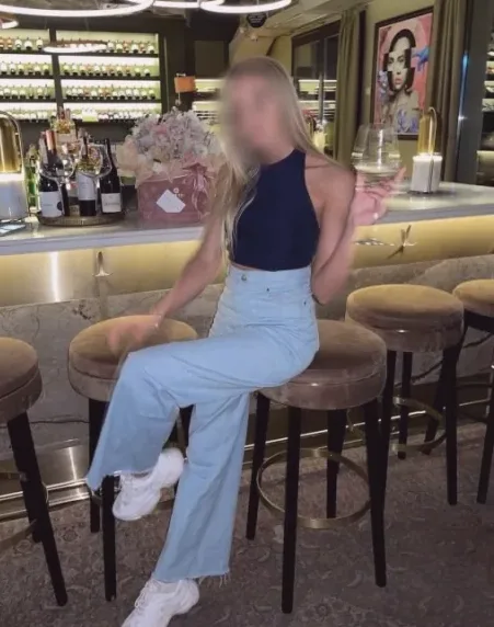 Sophie, 34